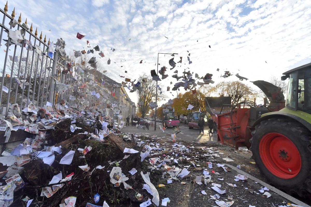 Attaques contre l’OFB, l’Anses et l’Inrae : pourquoi les agriculteurs s’en prennent aux institutions ?