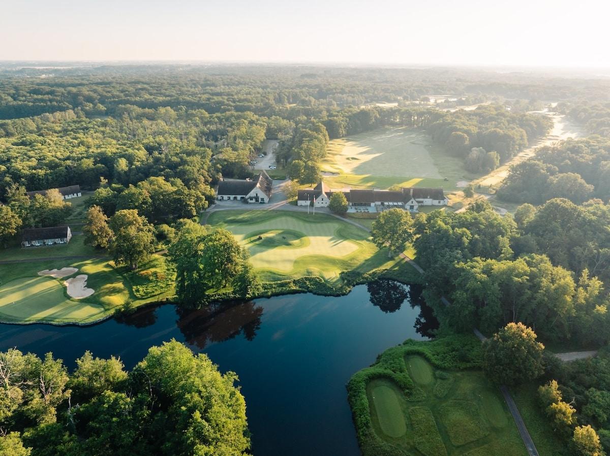 Villas de luxe, hôtel, spa… au cœur de la Sologne, la folie des grandeurs d’un golf ultra-sélect fait craindre un «tourisme climaticide»