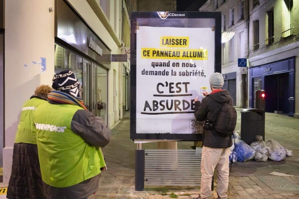 Des activistes éteignent les publicités lumineuses à travers toute la France