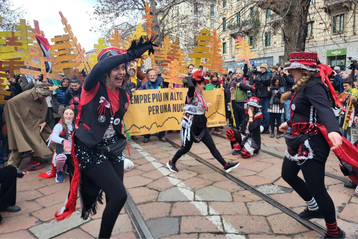 «Ces Jeux sont un scandale écologique» : à Milan, des milliers d’Italiens dans les rues contre les JO d’hiver 2026 et Giorgia Meloni