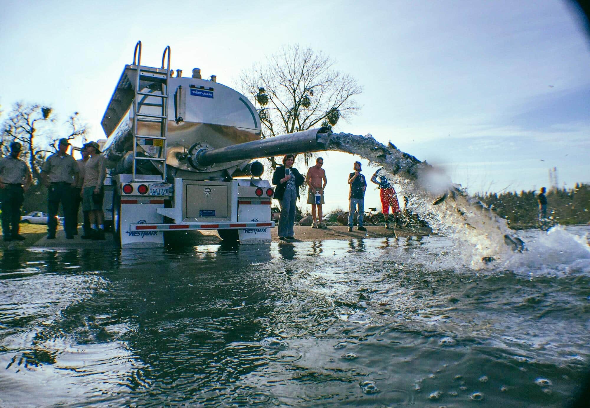 En Californie, les saumons migrent en camion jusqu&rsquo;à l&rsquo;océan