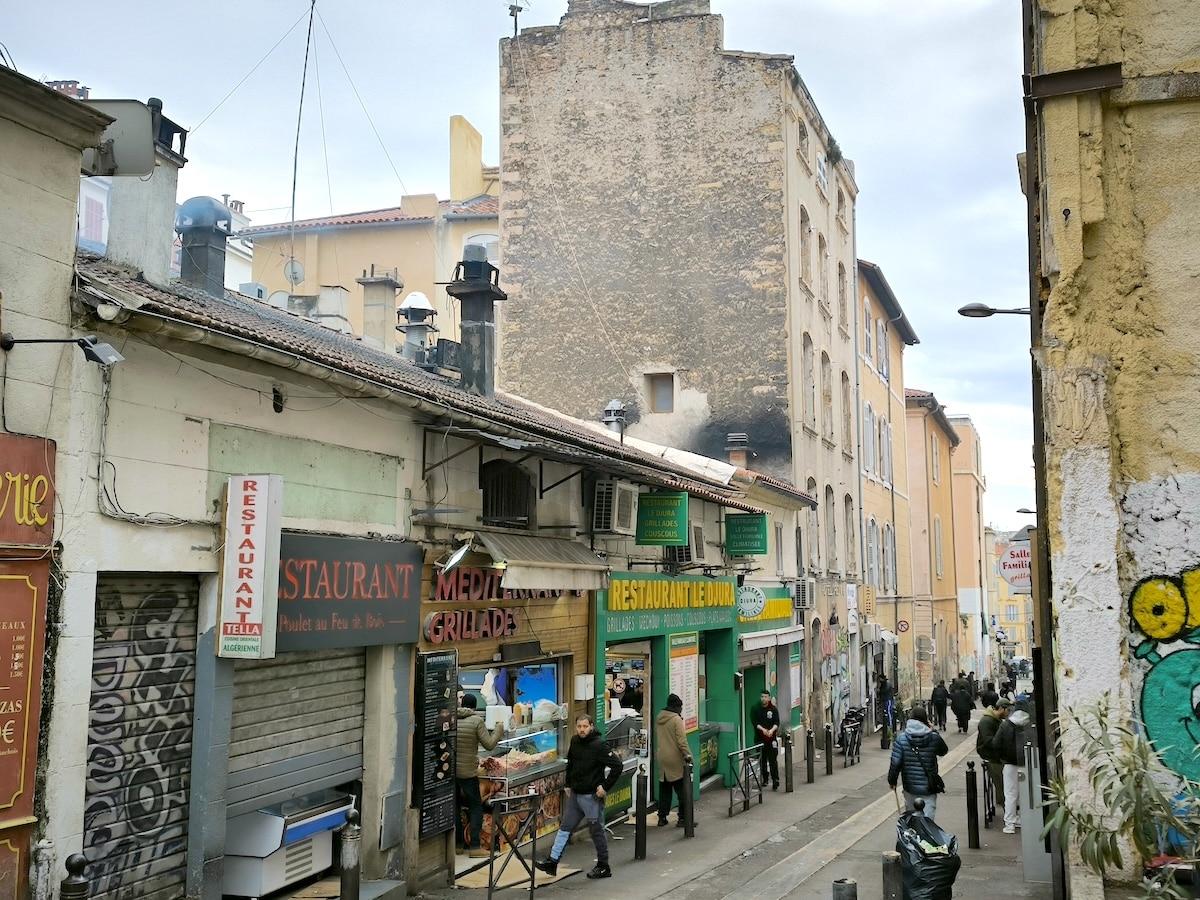 Grillades et particules fines : à Marseille, les restaurants de barbecue responsables d’une pollution majeure ?