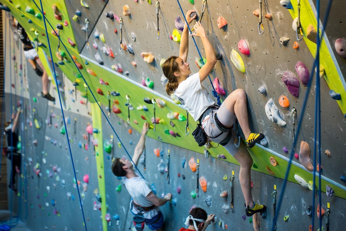 Les salles d’escalade plus polluées que certaines autoroutes : «Les niveaux mesurés sont parmi les plus élevés jamais documentés dans le monde»