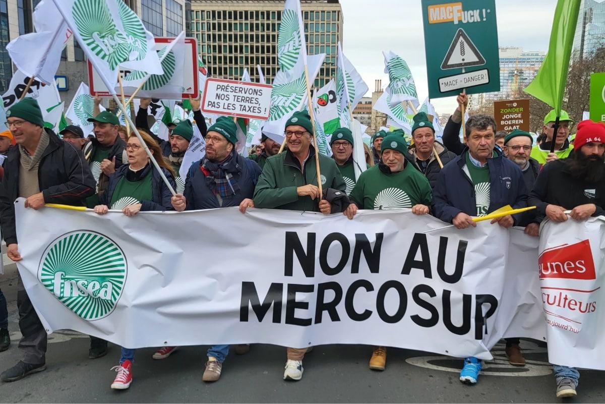 «L’Europe doit nous protéger» : des milliers d’agriculteurs défilent à Bruxelles contre le Mercosur