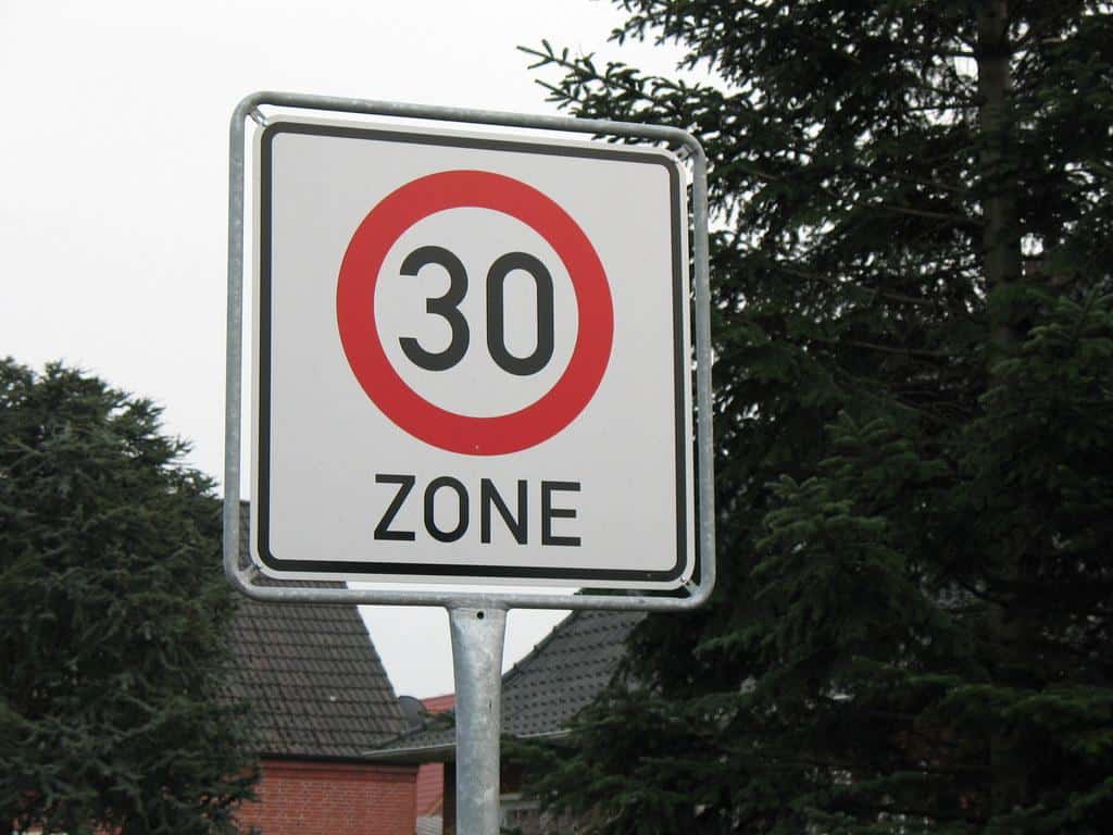 En ville, les voitures polluent moins à 30 km/h qu’à 50 km/h