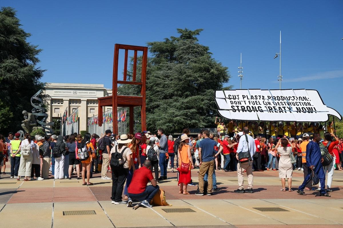 «Ne rien faire, c’est se tirer une balle dans le pied» : les négociations pour un traité contre la pollution plastique débutent à Genève