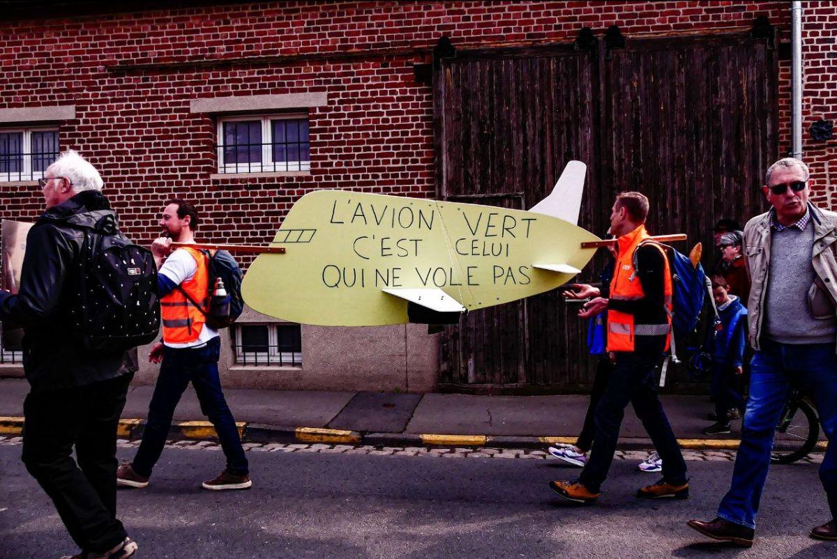 Les associations font feu de tout bois contre l’avion, toujours plébiscité par les Français