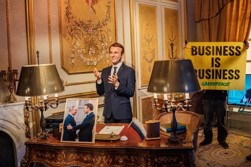 La statue d&rsquo;Emmanuel Macron au musée Grévin dérobée par des activistes de Greenpeace France : «Il ne mérite pas d’être exposé»