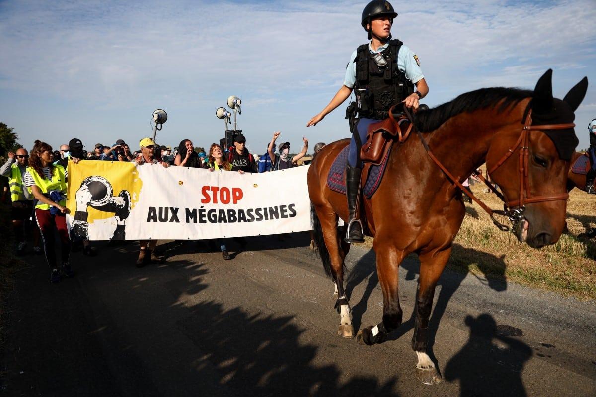 Malgré les heurts et la répression, la lutte contre les mégabassines retrouve du souffle dans le Poitou