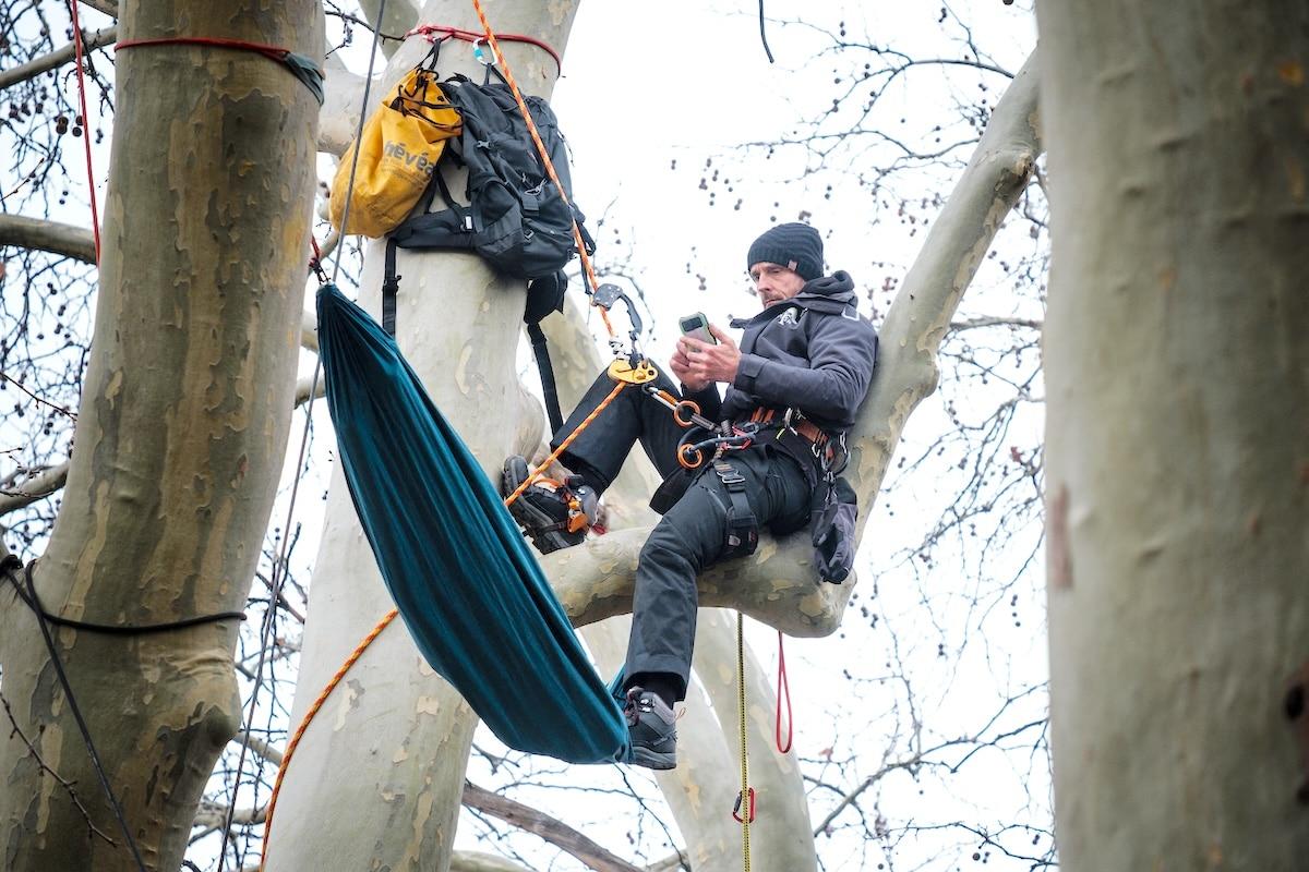 A69 : perché dans un arbre devant le tribunal de Toulouse, Thomas Brail dénonce «le manque de courage de la justice»