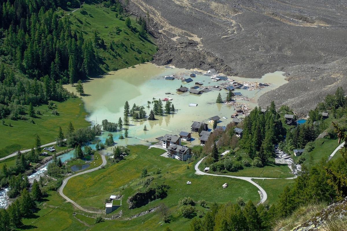 Après l’effondrement d’un glacier sur un village en Suisse, inquiétudes autour d’un risque d’inondation de la vallée