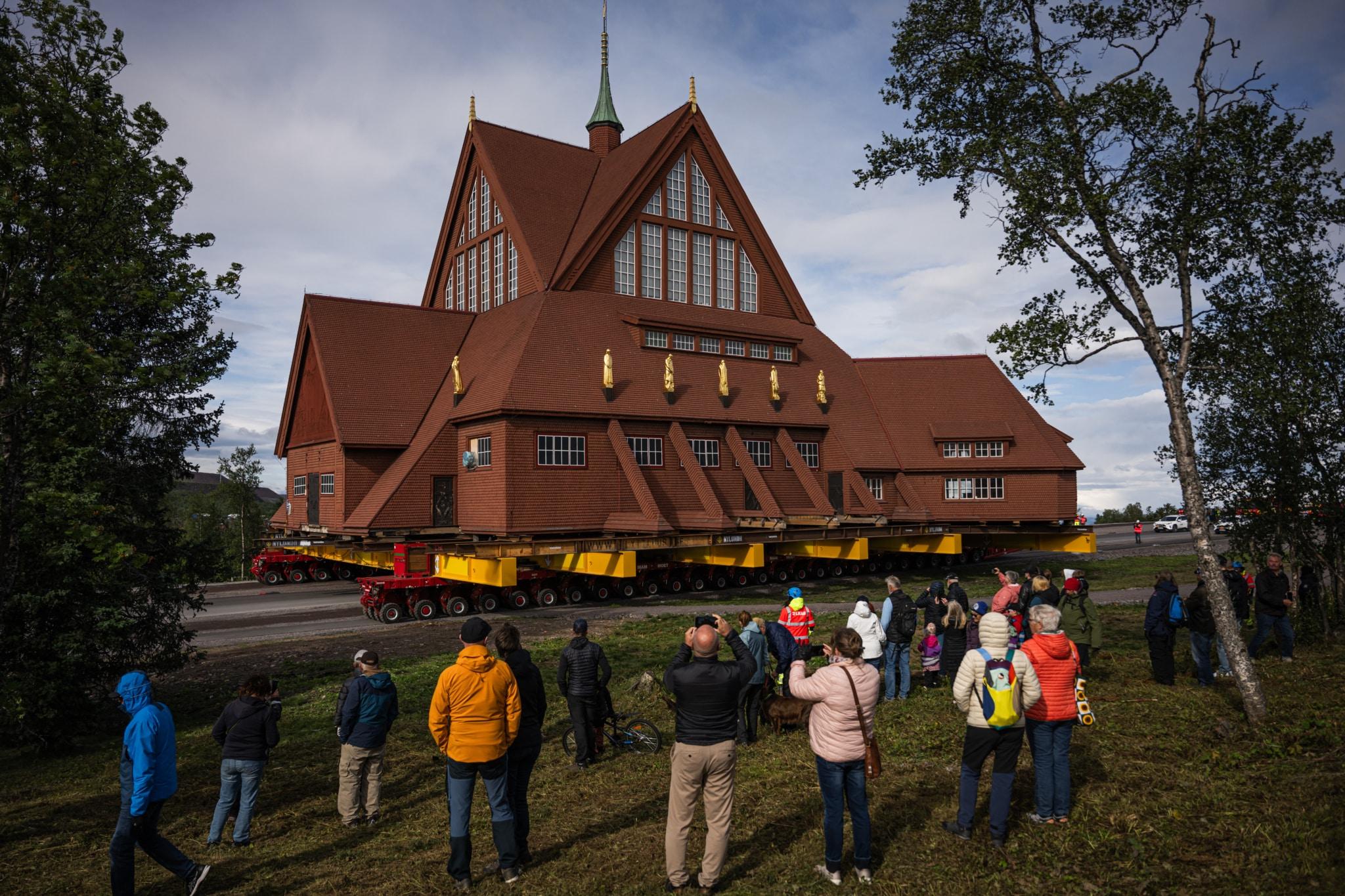 En Suède, une église remarquable déplacée sur des remorques pour permettre l’expansion d’une mine de fer