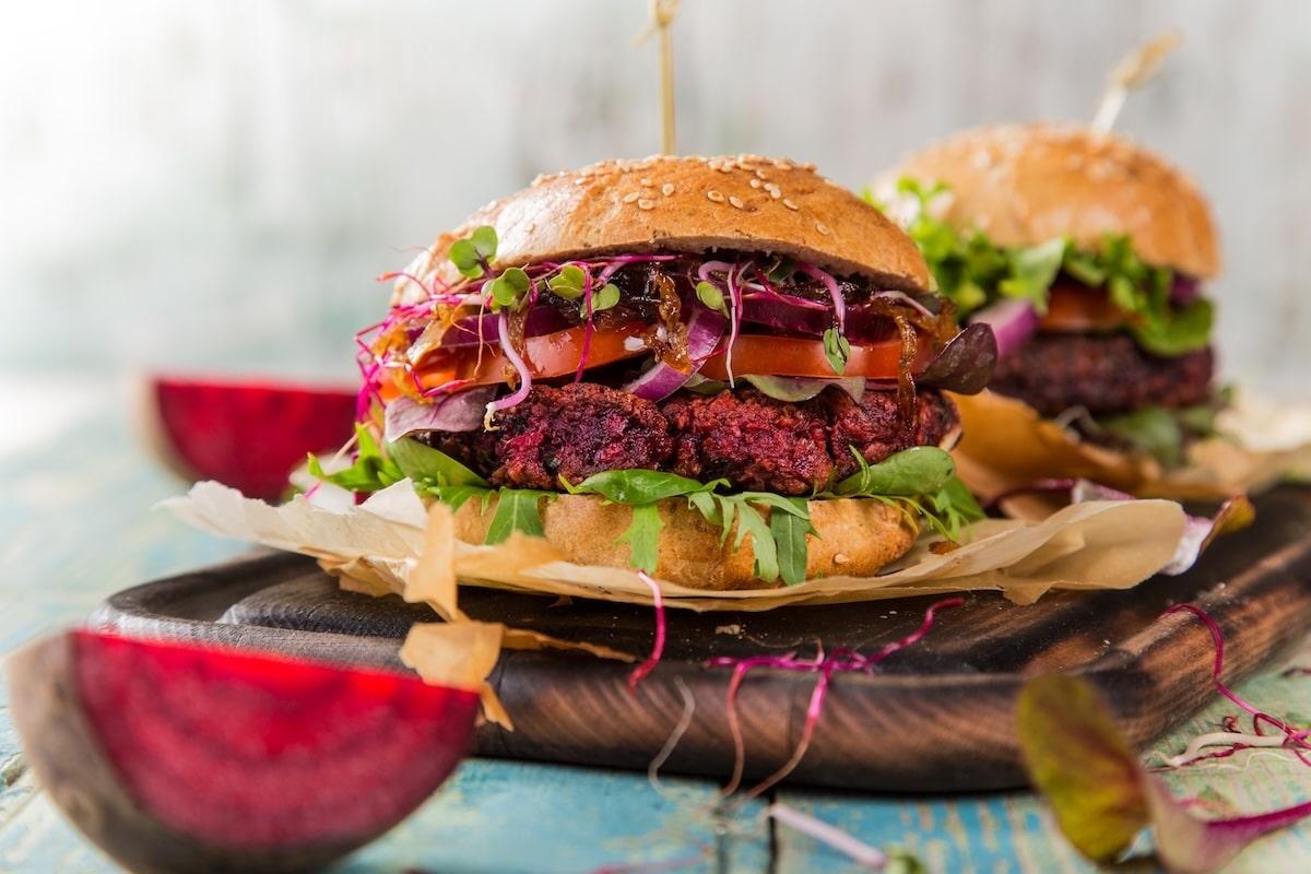 Saucisse, burger, steak… Les eurodéputés votent l’interdiction de ces termes pour les produits végétariens