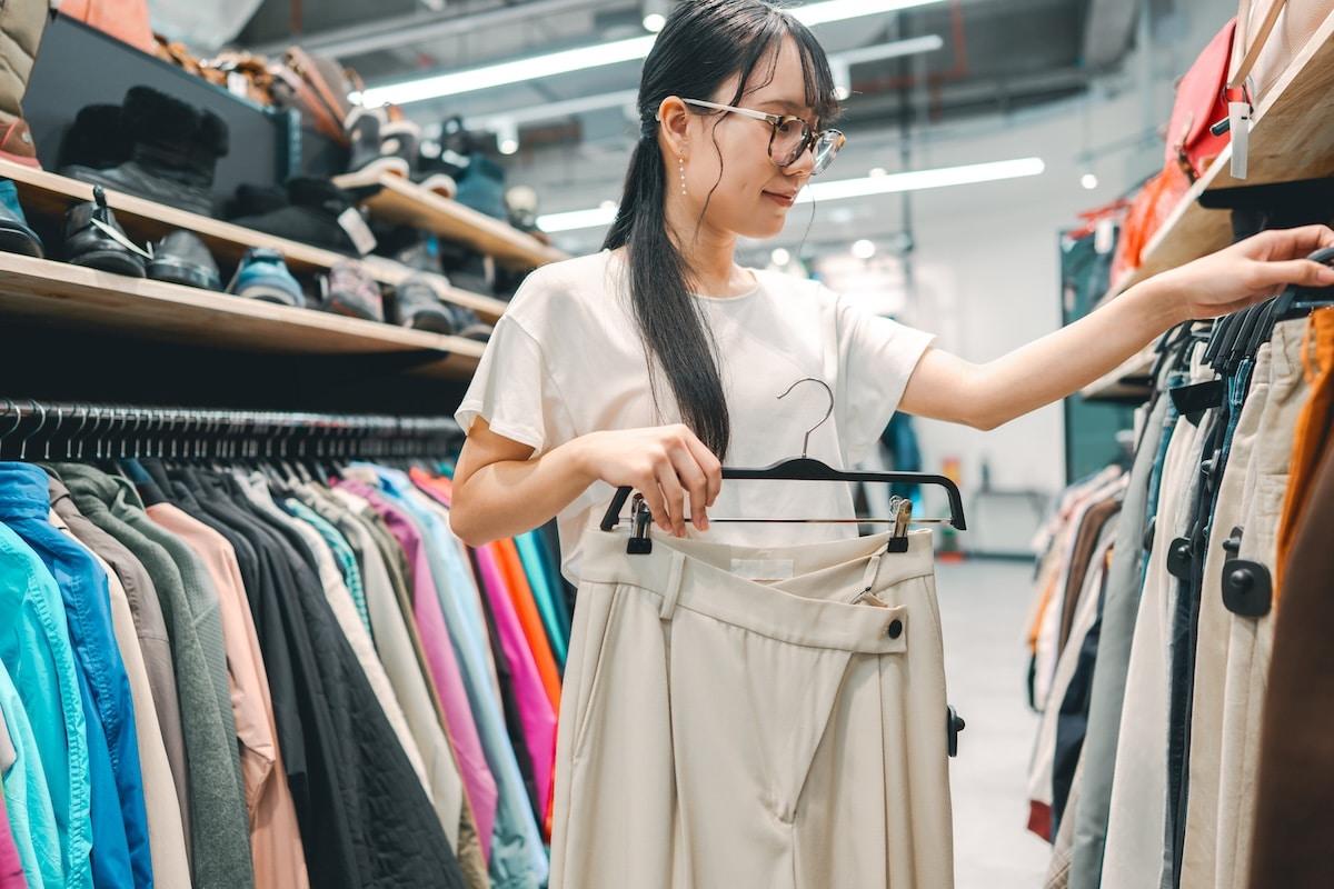 Cinq questions sur l’affichage environnemental, cette nouvelle étiquette qui évalue l’impact écologique de nos vêtements