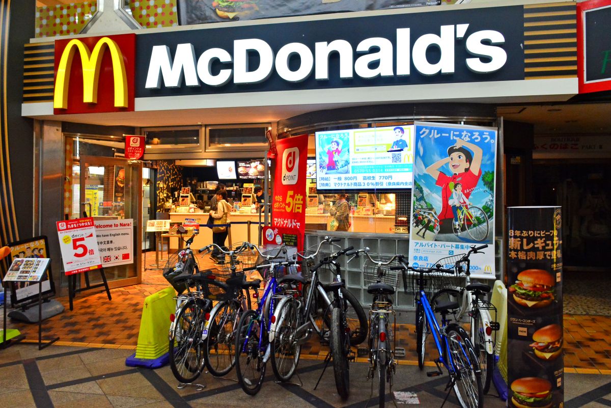 Au Japon, McDonald’s offre des cartes Pokémon collector dans ses menus… et provoque ruées dans les restaurants et gaspillage alimentaire