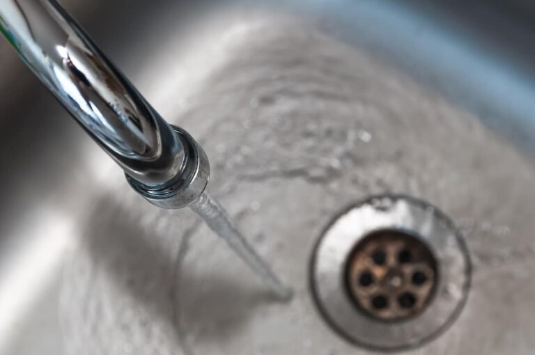 L’eau potable des Français est massivement contaminée au TFA, le plus petit des «polluants éternels», alerte l’Anses dans une vaste étude