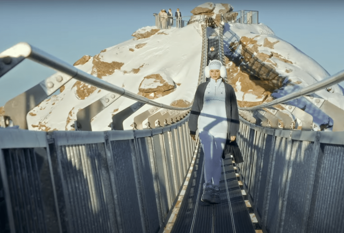 La marque Guess fait un défilé de mode sur un glacier suisse