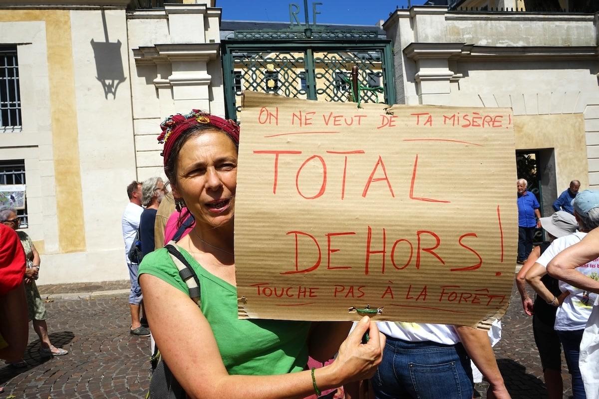 Dans les Causses du Quercy, les habitants se mobilisent contre TotalEnergies, qui veut raser la forêt pour installer des panneaux solaires