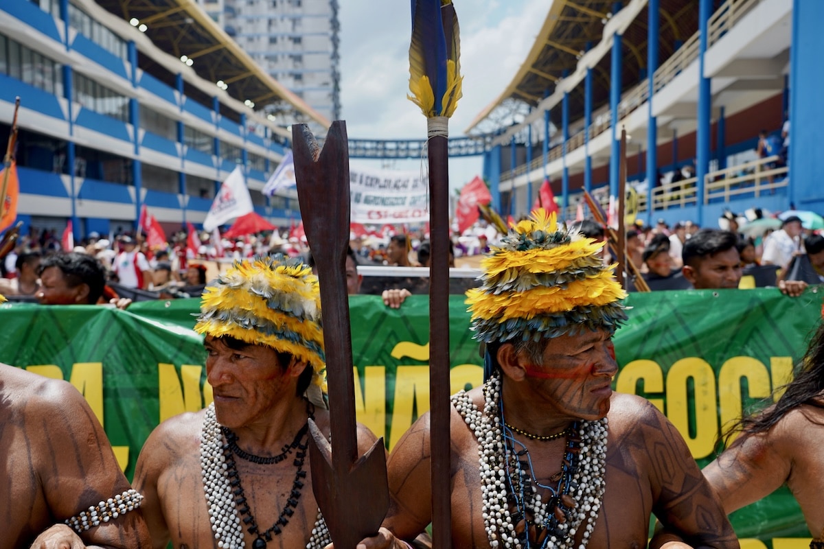 «Nous sommes les témoins directs des effets du changement climatique» : 50 000 autochtones et activistes manifestent à la COP30