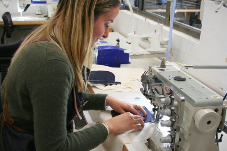 «On fabrique au fin fond des Cévennes le vêtement le plus mondialisé» : en Lozère, la plus vieille fabrique de jeans face à la fast fashion