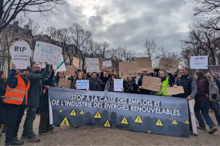 «Tous nos projets sont à l’arrêt» : les salariés du solaire et de l&rsquo;éolien dénoncent la mise au pas de leur filière par l’État