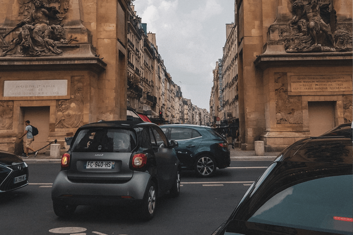 Pour le climat, vaut-il mieux rouler en petite voiture essence ou en SUV électrique ?