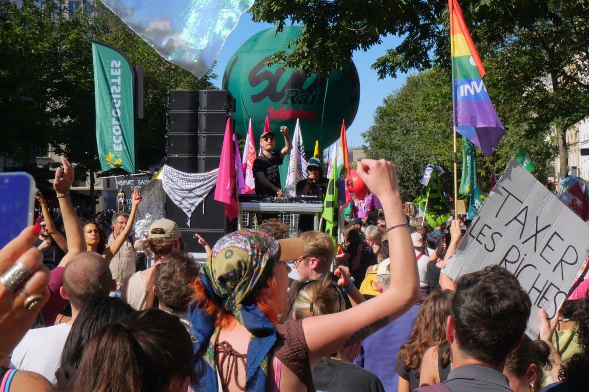 «Avec leurs chansons, la grève, c&rsquo;est chouette !» : au cœur du cortège parisien avec les ambianceurs de manifs