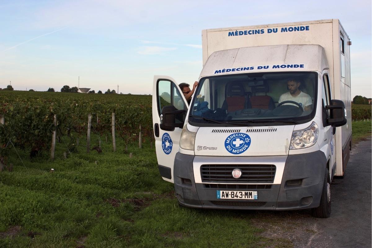 «Aujourd’hui, j’ai mal partout» : près de Bordeaux, des saisonniers viticoles poussés à bout et exposés aux pesticides