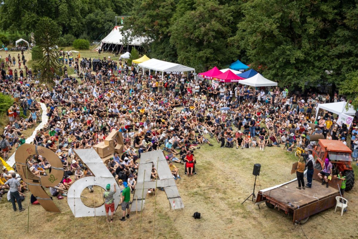 Drag, concerts et lacrymos : dans le Tarn, 2 000 personnes font une «turboteuf» dans un château contre l’autoroute A69