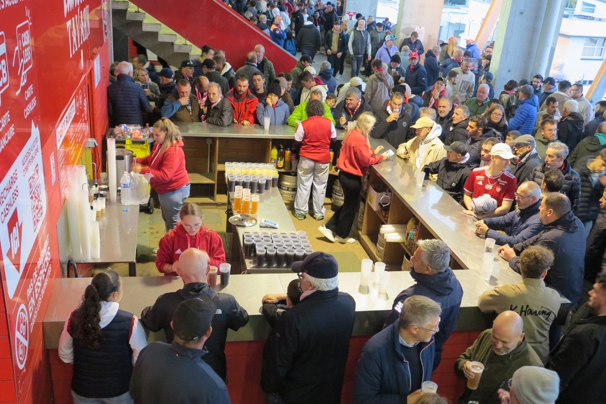 Sponsors éthiques, hot-dogs végés et pelouses hybrides : sur l’écologie, le football professionnel avance à petites foulées