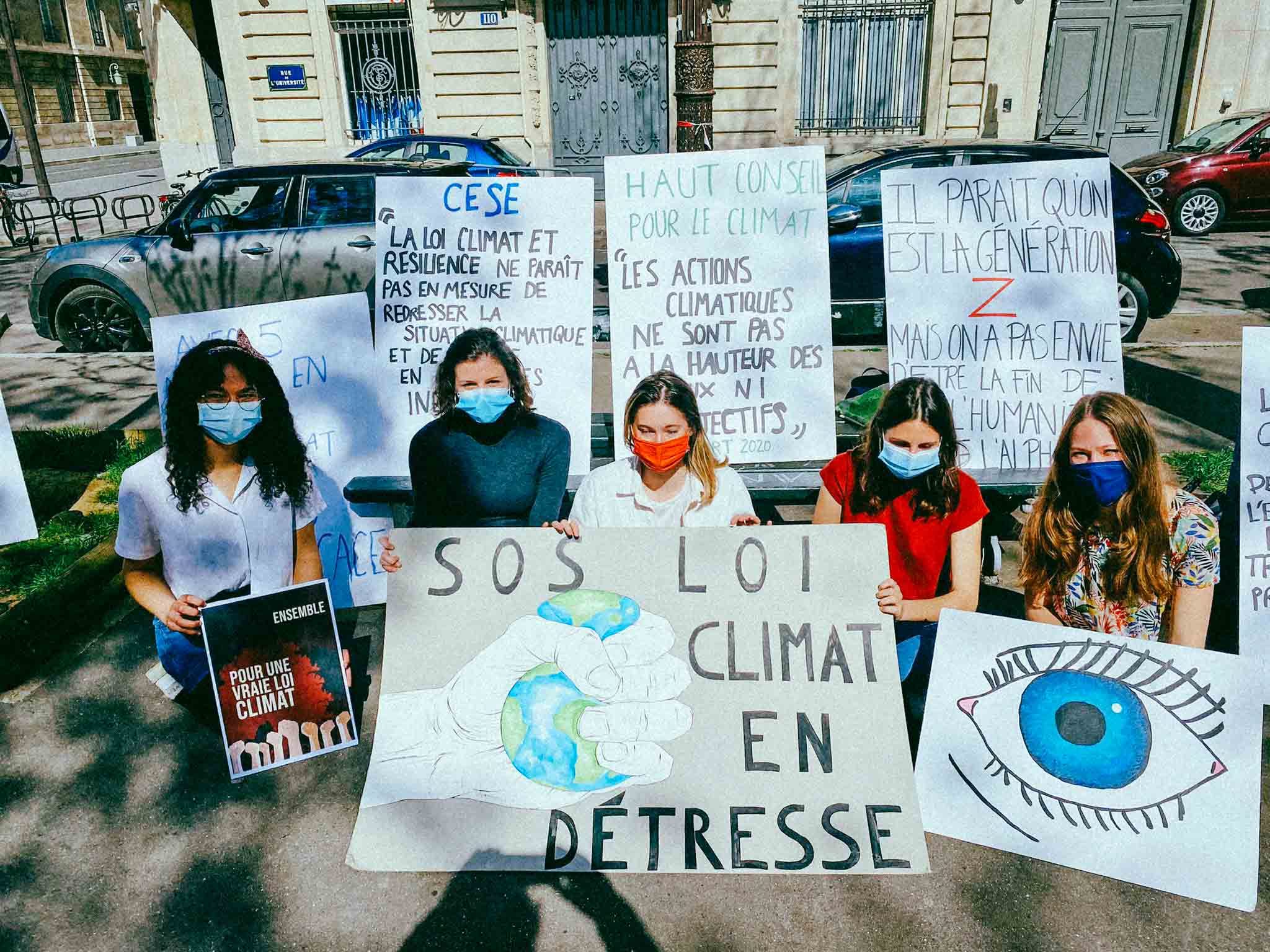 Devant l&rsquo;Assemblée, une poignée de jeunes activistes fait « prendre l’air » à la loi climat