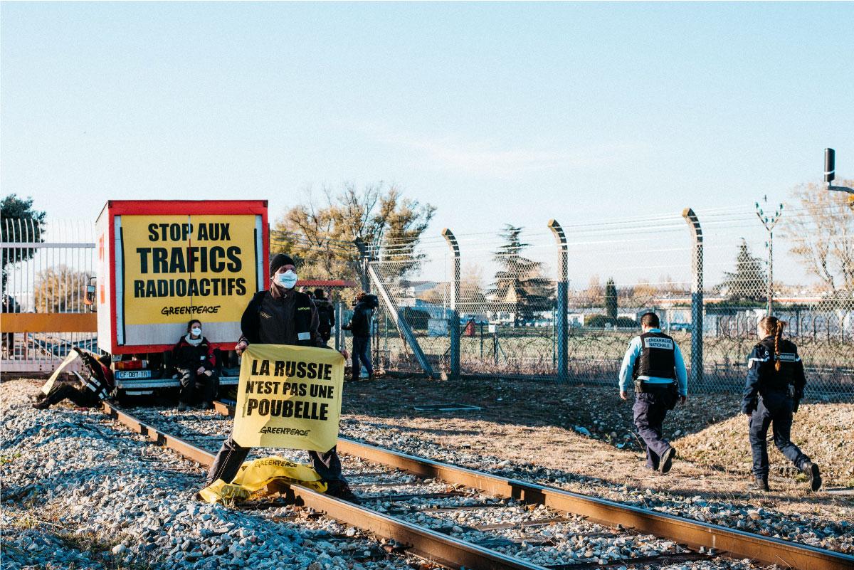 Sur le site drômois d’Orano, Greenpeace interrompt l&rsquo;envoi d&rsquo;uranium vers la Russie
