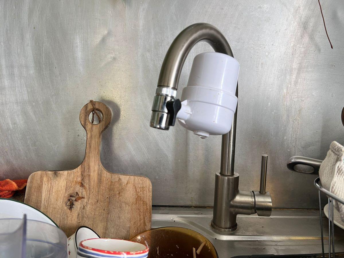 Filtres, charbon… Quelles sont les bonnes (et moins bonnes) solutions pour boire de l’eau sans PFAS ni pesticides ?