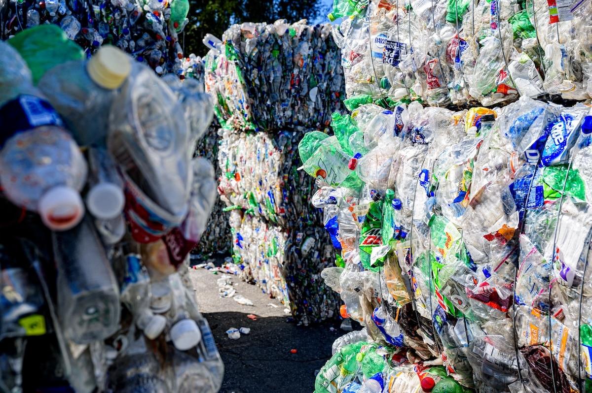 Tout comprendre au recyclage chimique, cette «solution» à la pollution plastique aux airs de mirage écologique