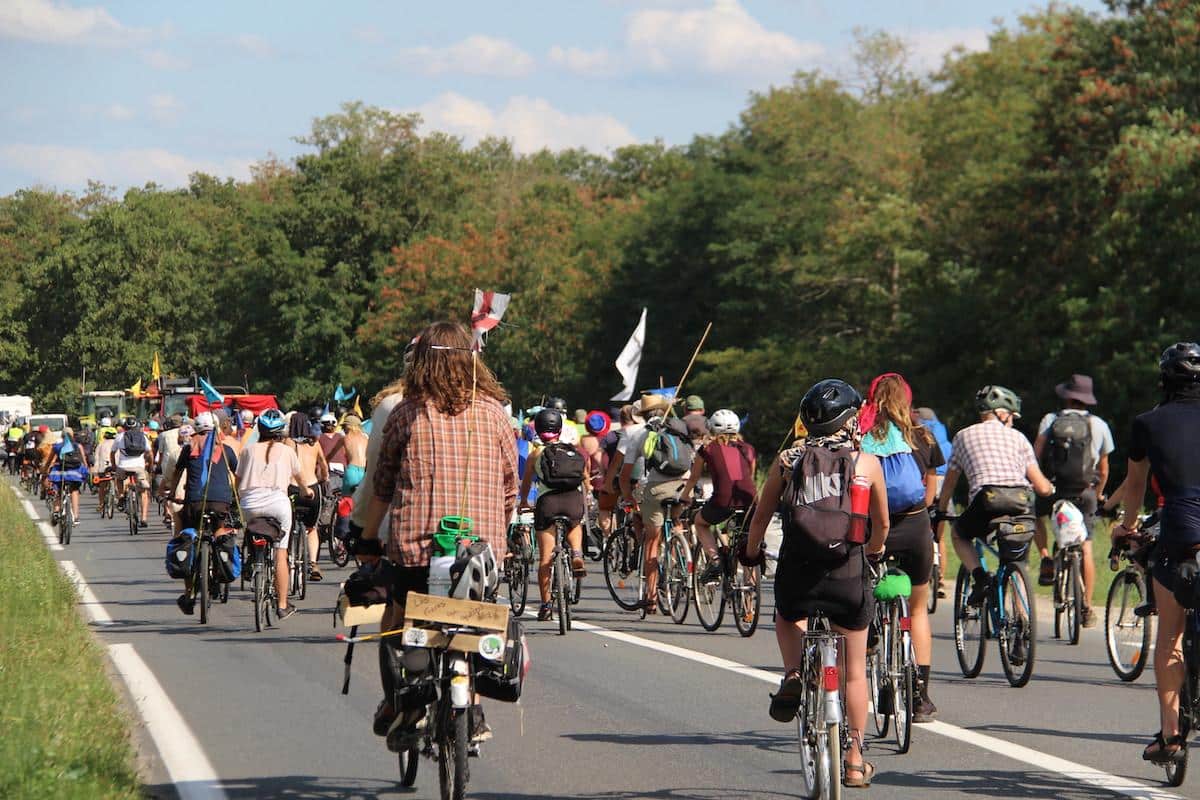 À mi-parcours entre les Deux-Sèvres et Paris, le «convoi de l’eau» soutient Dernière rénovation et s’interroge sur la dégradation d’un golf