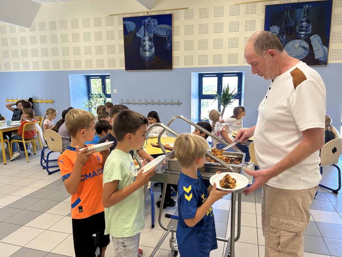 Plus de bio et moins de déchets : comment Barjac, Tours ou Paris ont réussi à transformer leurs cantines