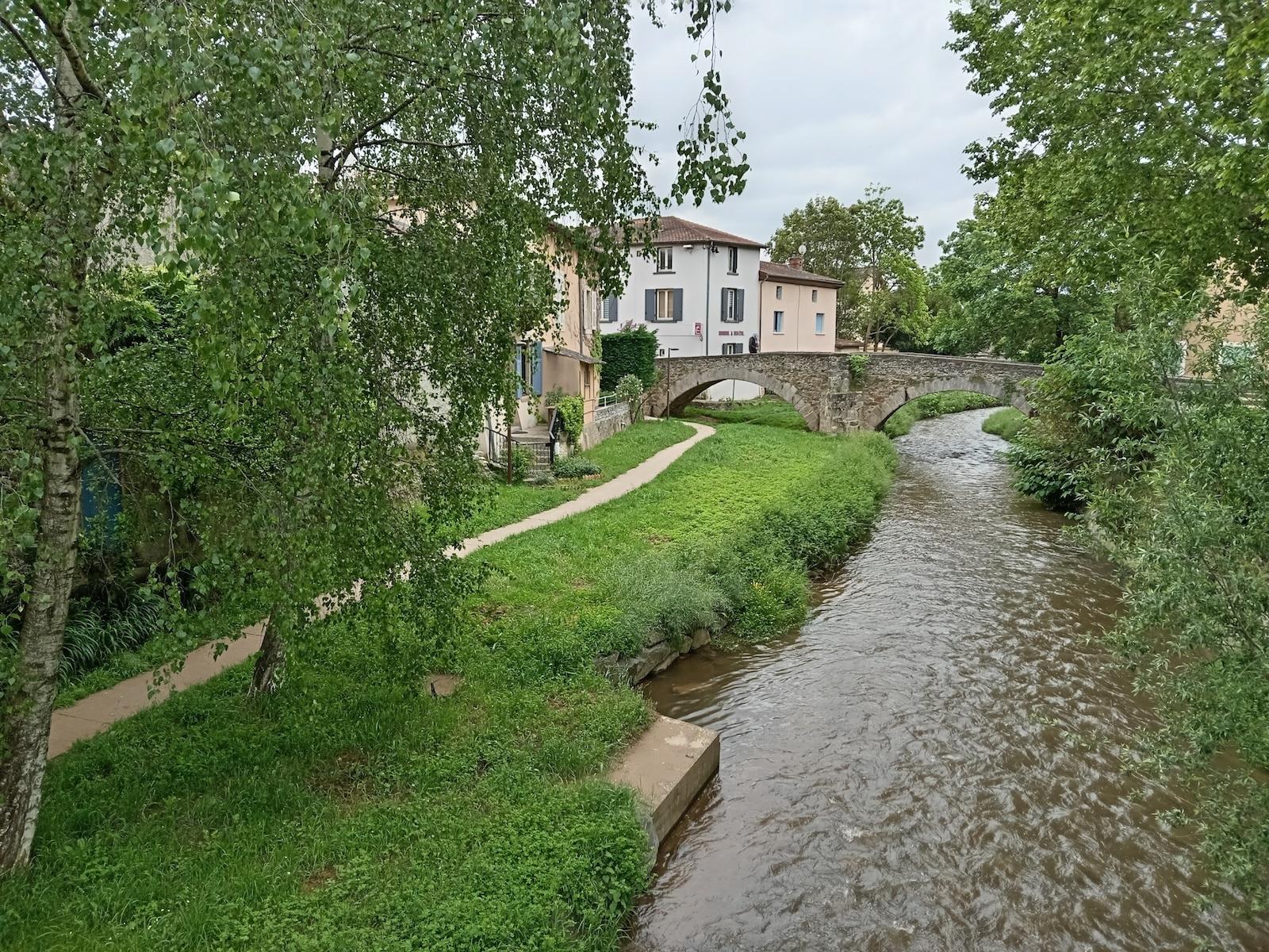 Filtres dans les écoles, comité de veille sanitaire : à Brignais, dans le Rhône, le combat exemplaire d’une commune contre les PFAS