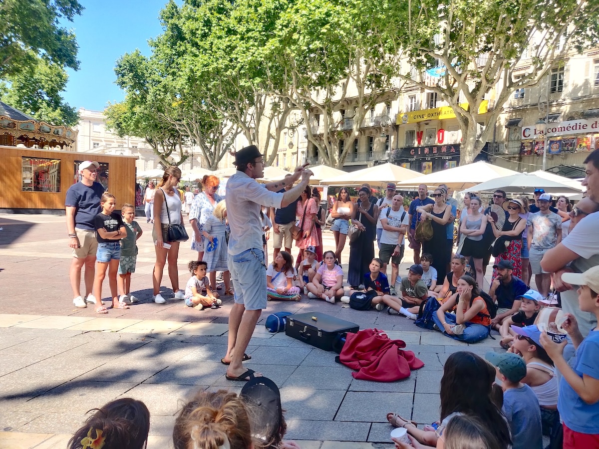 «Avignon est sous tension» : au Festival de théâtre, techniciens et artistes tentent de s’adapter aux fortes chaleurs