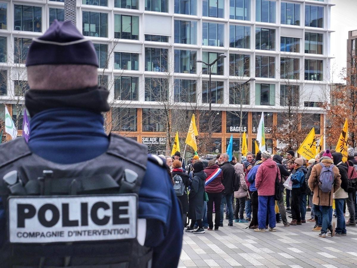 «Comme un instinct de survie» : le militant de la Confédération paysanne qui a mordu un policier de la Brav-M condamné pour «violence» et «rébellion»