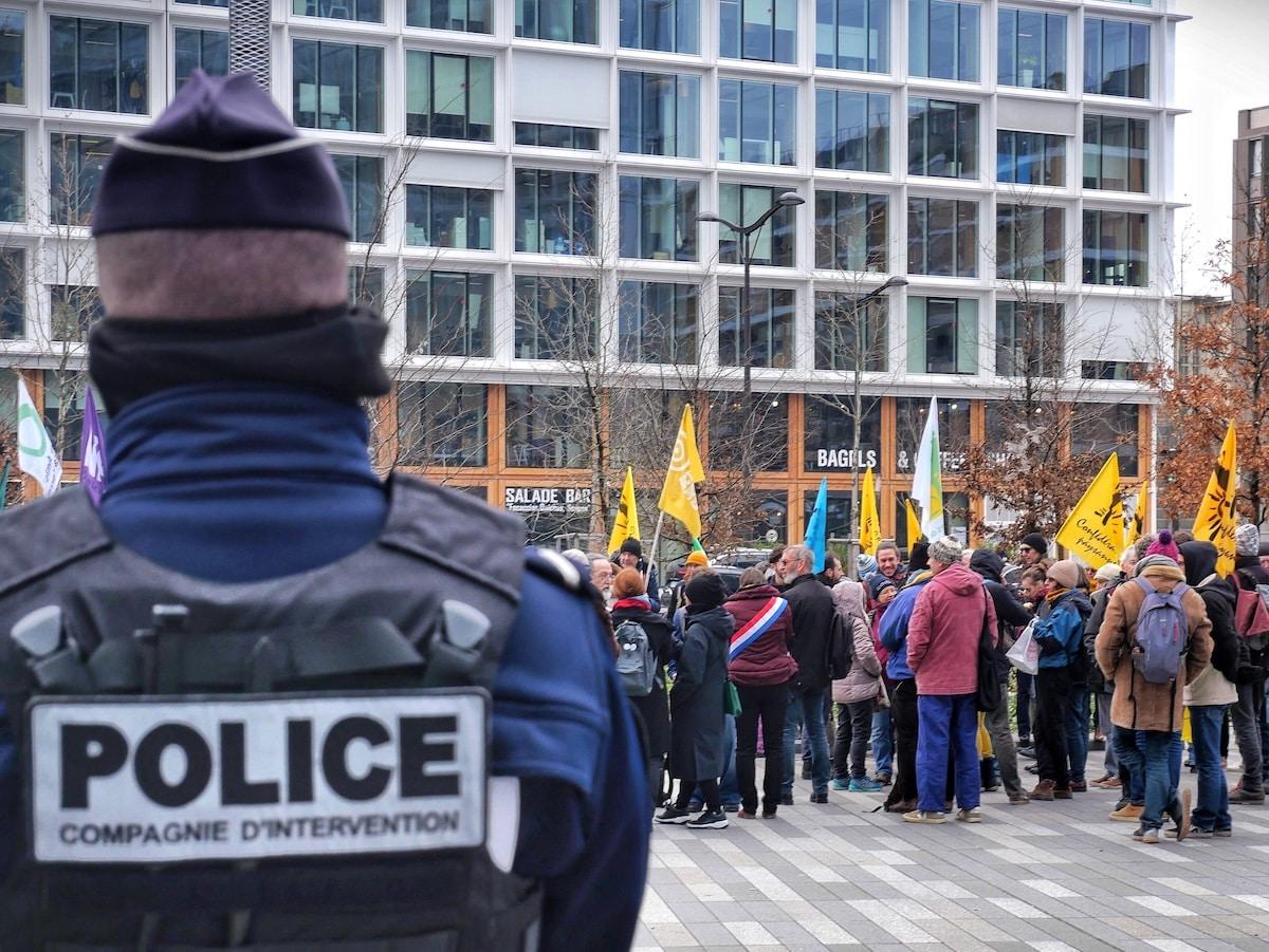 Procès des militants de la Confédération paysanne : devant le tribunal de Paris, leurs soutiens dénoncent des «violences policières»