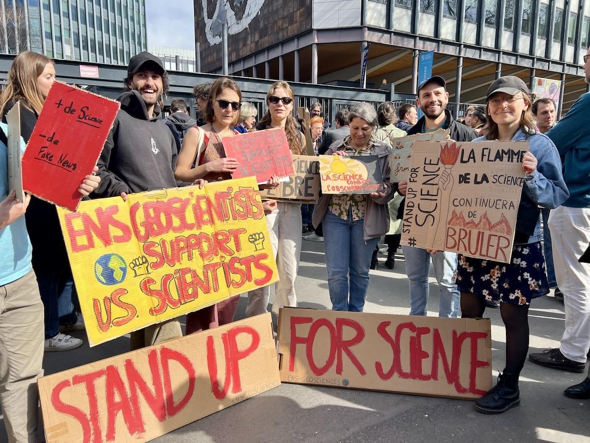 «Stand up for science» : à Paris, scientifiques et citoyens défilent face à «l’attaque généralisée» de Trump contre la recherche