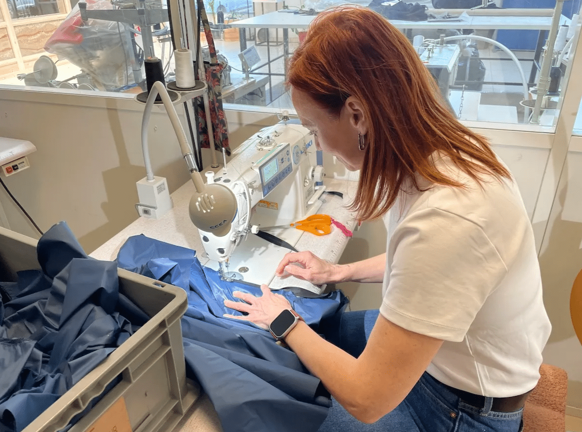 «Dans mon pays, je transformais souvent des robes en jupes» : à Rennes, des femmes réfugiées relèvent la tête grâce à l’upcycling