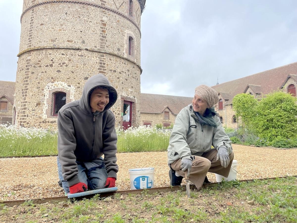 «On n’imagine pas Bouddha conduire un SUV» : en Eure-et-Loir, les fidèles de la figure hindouiste Amma mêlent spiritualité et écologie