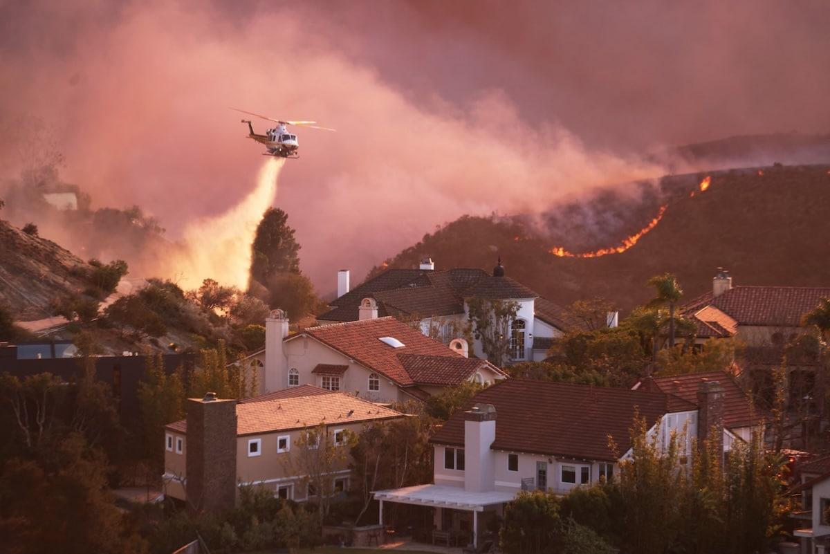 À Los Angeles, les incendies ont fait 24 morts et des vents violents menacent toujours la ville