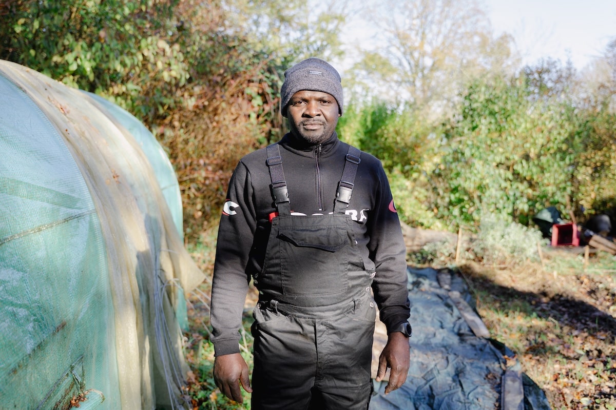 «On veut s’intégrer et se rendre utile» : près de Rennes, ces personnes exilées cultivent des fruits et légumes bios pour les plus précaires