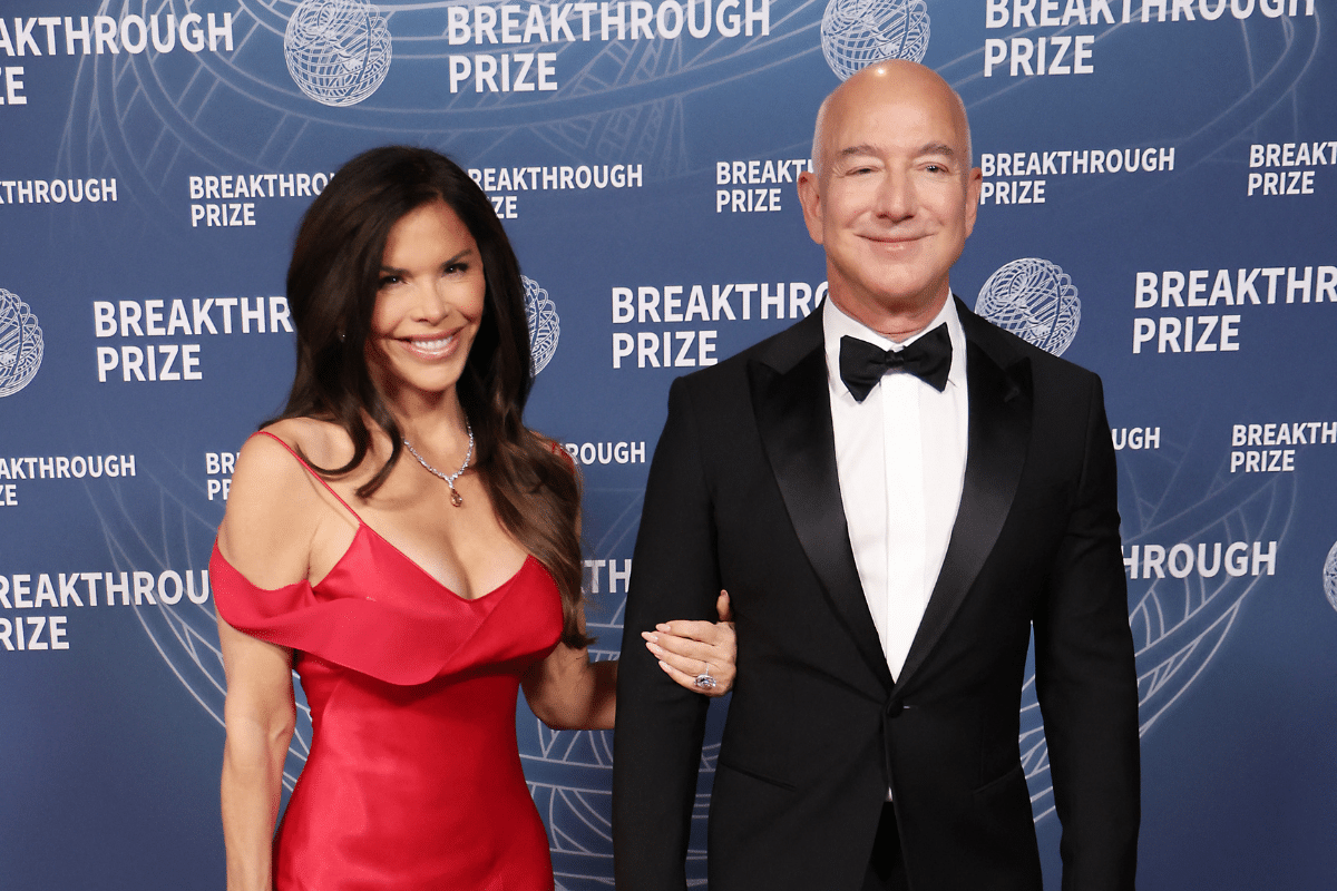 À Cannes, la fiancée de Jeff Bezos Lauren Sánchez débarque de son yacht et reçoit un prix pour son supposé engagement écolo
