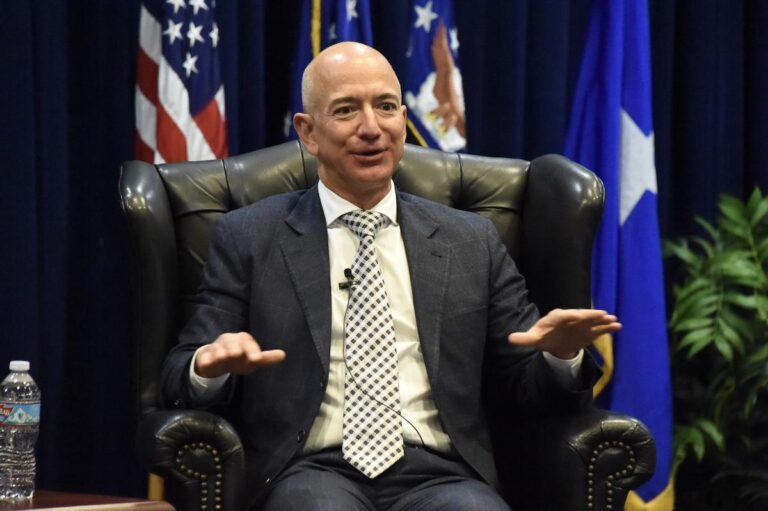 «Nous avons créé ce monstre» : Jeff Bezos détruit la démocratie avec l’argent de nos colis Amazon