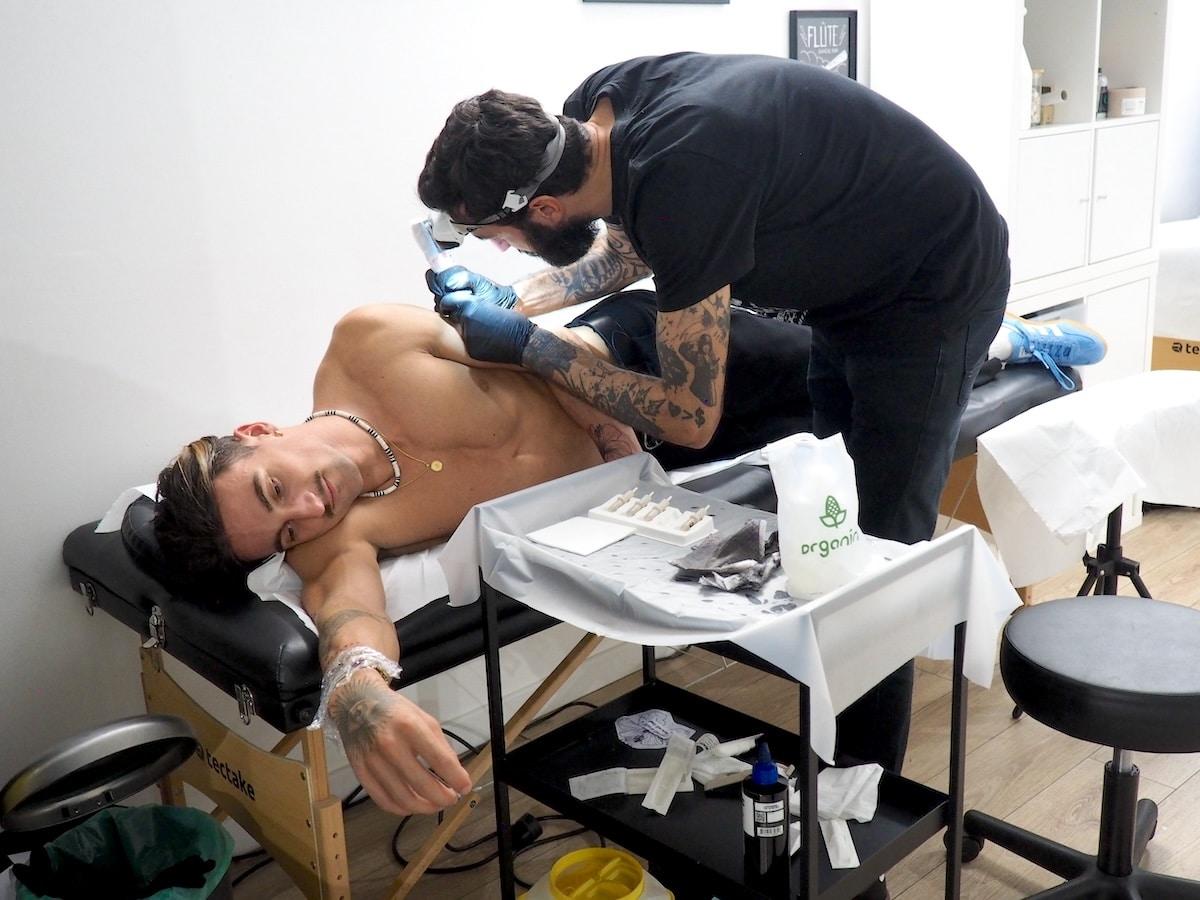 Encres véganes, peaux de fruits et crèmes biologiques : ce tatoueur toulousain met l’écologie au cœur de son métier 