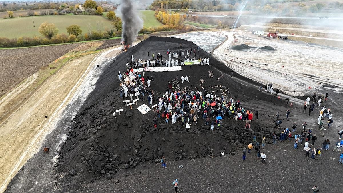 Autoroute A69 : dans le Tarn, des milliers de manifestants mobilisés contre les usines à bitume