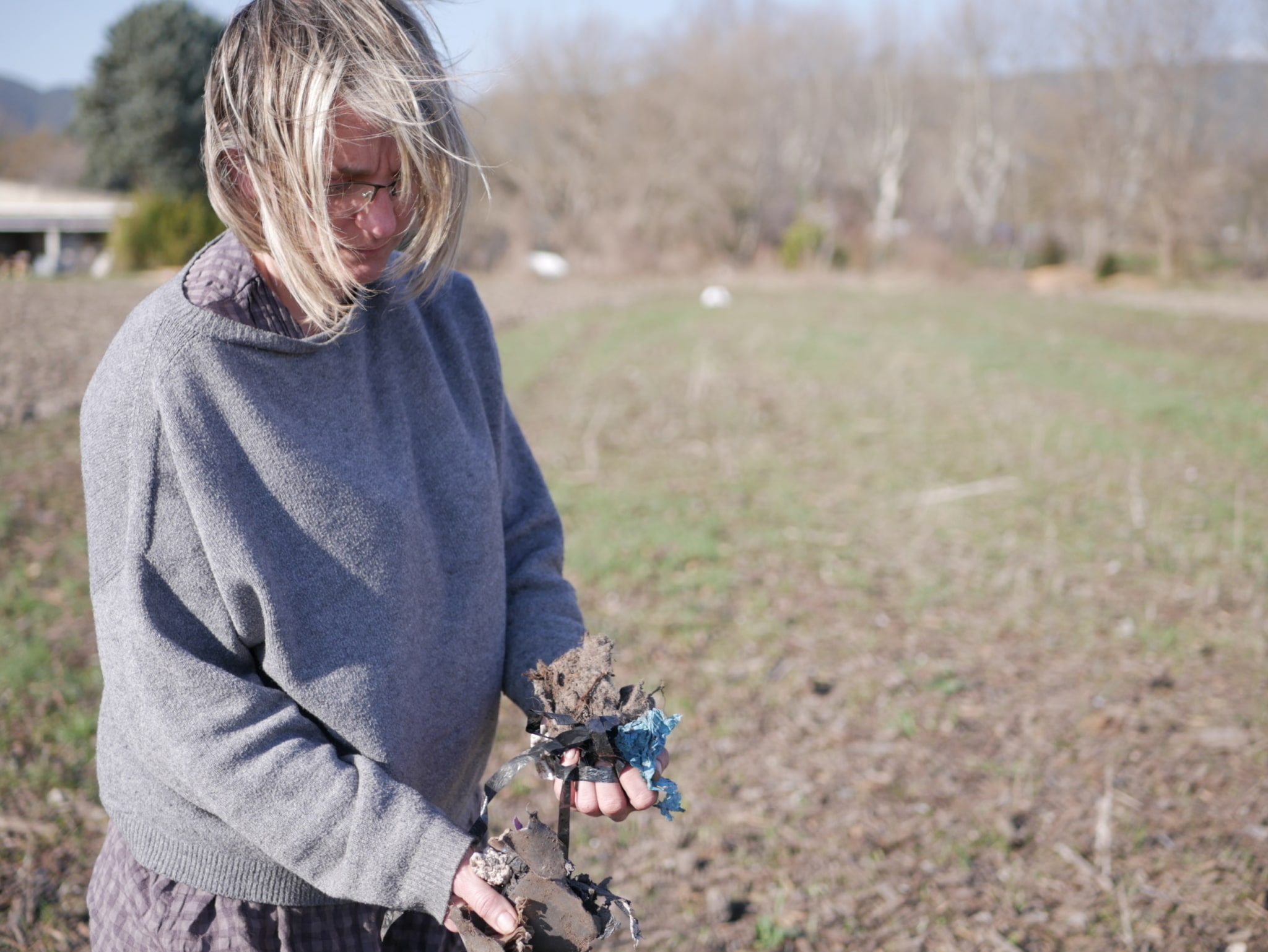 Dans le Vaucluse, des terres agricoles polluées par un compost infesté de déchets plastiques